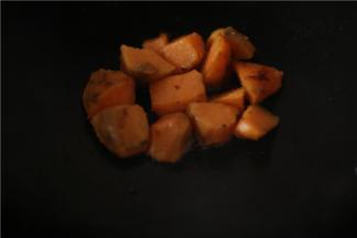 糖水煮到冒泡下地瓜一起翻炒，感觉差不多都挂浆了起锅。