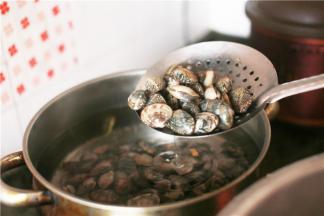 吐沙完毕后下锅煮开，水要没过花甲