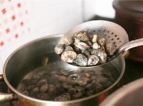 吐沙完毕后下锅煮开，水要没过花甲