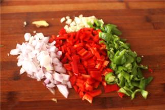 青椒，洋葱，大蒜，姜片切好备用。