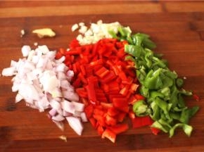 青椒，洋葱，大蒜，姜片切好备用。