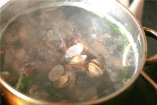 花甲放入葱段，姜片一起煮，煮到开口就可以起锅了。