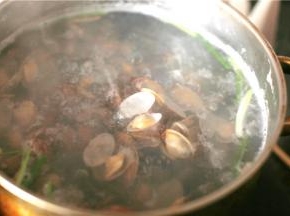 花甲放入葱段，姜片一起煮，煮到开口就可以起锅了。