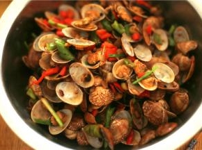 炒料和花甲一起下过炒，炒完装盘就好了