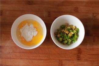 两个鸡蛋加生粉，小麦粉搅拌均匀。青椒和榨菜切碎备用。