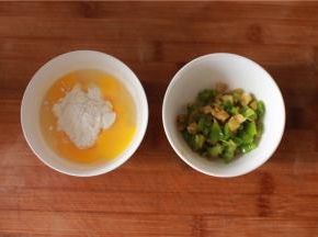 两个鸡蛋加生粉，小麦粉搅拌均匀。青椒和榨菜切碎备用。