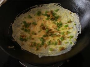 大火烧油，油温升到最高在开始摊蛋饼，撒青椒榨菜沫。