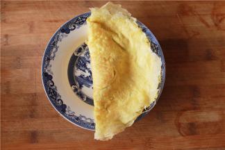 摊好一面在翻面煎一会就可以盛盘了。