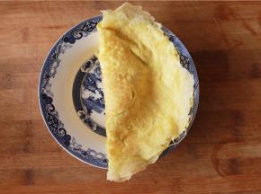 摊好一面在翻面煎一会就可以盛盘了。