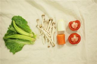 准备食材，考虑好颜色搭配，这次用电白，青，橙，红做搭配。