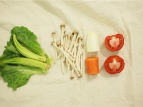 准备食材，考虑好颜色搭配，这次用电白，青，橙，红做搭配。