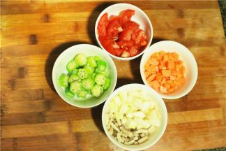 胡萝卜，蘑菇，秋葵滚水煮熟捞起后切丁，番茄，土黄瓜切丁。