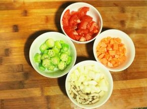 胡萝卜，蘑菇，秋葵滚水煮熟捞起后切丁，番茄，土黄瓜切丁。