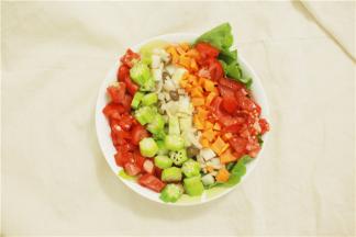 摆盘淋上沙拉酱，撒黑椒粉。