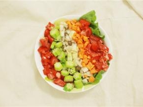 摆盘淋上沙拉酱，撒黑椒粉。