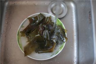 海带开水煮熟捞起，用冷水冲凉切丝。