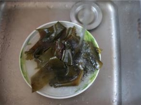 海带开水煮熟捞起，用冷水冲凉切丝。