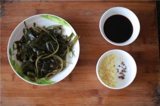 准备调料。将酱油，生抽，醋按1：2:  3的比例调好；半个大蒜切沫。