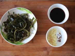 准备调料。将酱油，生抽，醋按1：2:  3的比例调好；半个大蒜切沫。