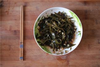 炒锅倒入少量油，烧热后加花椒炒香，花椒变黑后关火后将加热的花椒油淋在上面即可