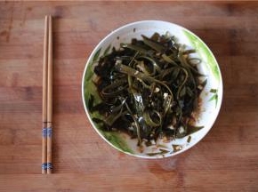 炒锅倒入少量油，烧热后加花椒炒香，花椒变黑后关火后将加热的花椒油淋在上面即可