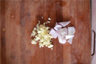 大蒜，洋葱切碎