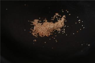 下油小火下洋葱，蒜末，熬出香味