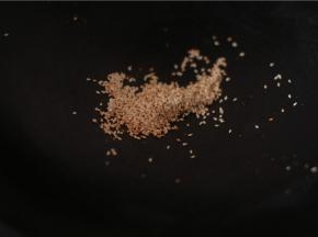 下油小火下洋葱，蒜末，熬出香味