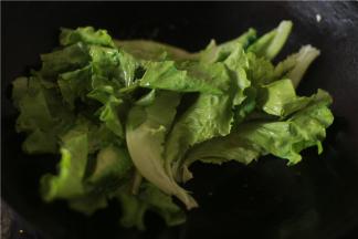 油熬好后，去掉葱蒜，关火导入洗好的生菜。