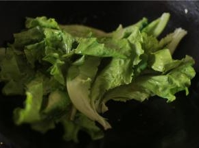 油熬好后，去掉葱蒜，关火导入洗好的生菜。