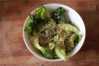 生菜起盘，锅洗净，干锅微火焙白芝麻，微黄即可。