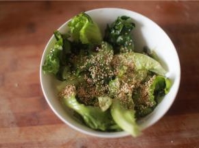 生菜起盘，锅洗净，干锅微火焙白芝麻，微黄即可。