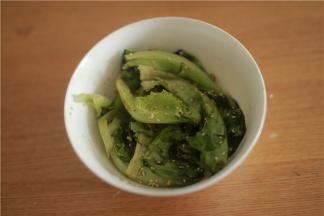 撒上芝麻，装盘搅拌食用