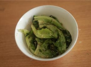撒上芝麻，装盘搅拌食用