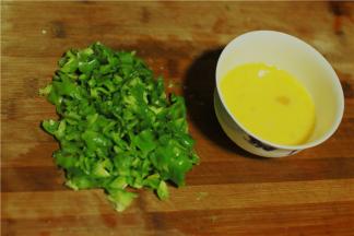 青椒切碎，鸡蛋打匀