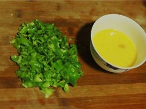 青椒切碎，鸡蛋打匀