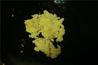 先炒好蛋花备用。