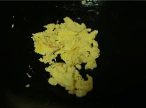 先炒好蛋花备用。