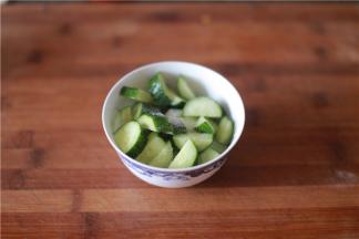 黄瓜切丁用盐腌制10分钟出水为止。