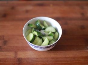 黄瓜切丁用盐腌制10分钟出水为止。