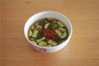 腌好的黄瓜加入调好的酱汁，加入泡椒放入冰箱放置一个晚上，第二天早上就可以吃了。