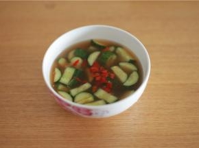 腌好的黄瓜加入调好的酱汁，加入泡椒放入冰箱放置一个晚上，第二天早上就可以吃了。