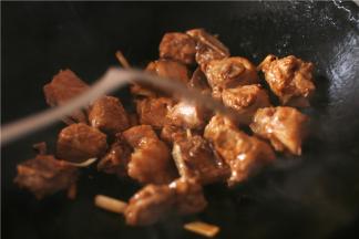 排骨过水后放酱油生抽炒一会