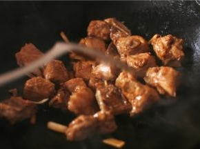 排骨过水后放酱油生抽炒一会