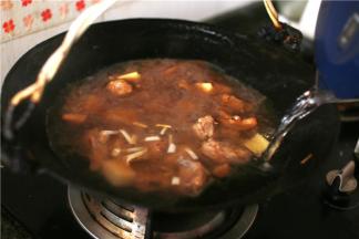 加水漫过排骨，煮半个小时