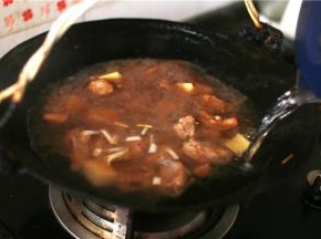 加水漫过排骨，煮半个小时