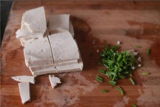 豆腐，小葱切好