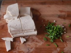 豆腐，小葱切好