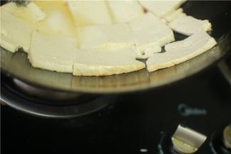 看到豆腐侧面变得焦黄即可翻面在炒几下。