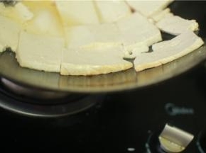 看到豆腐侧面变得焦黄即可翻面在炒几下。